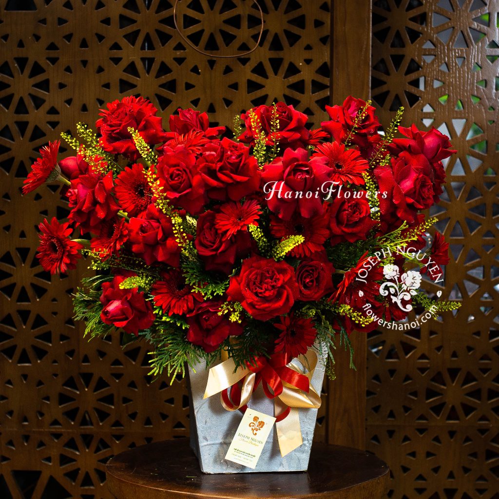 Lãng hoa tươi đỏ rực rỡ, dành tặng thầy cô nhân ngày lễ trị ân 
