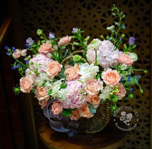Giỏ hoa hồng phối cẩm tú cầu