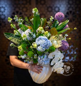 Lọ Hoa Alium với Thảo Đường Trắng